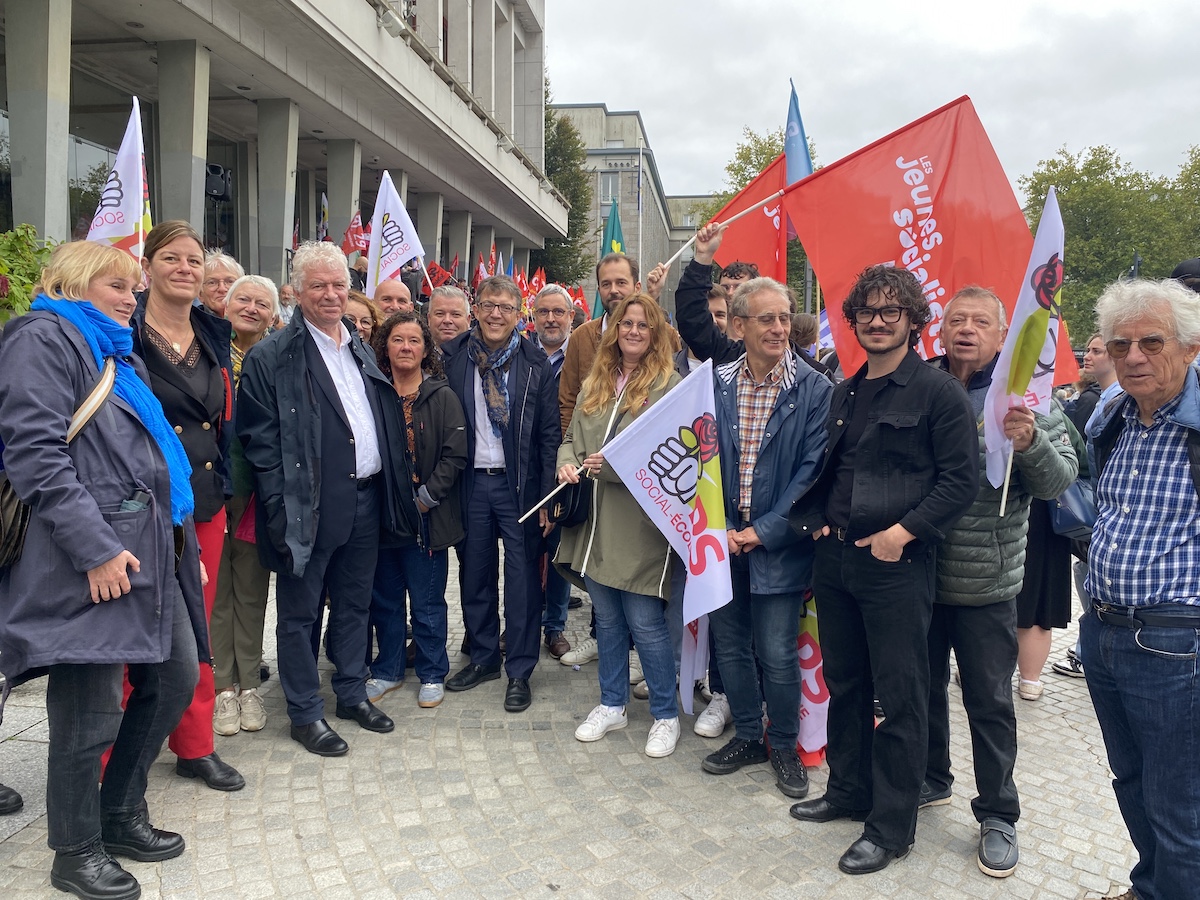 fede_PS29's tweet photo. Une marée humaine 

Au moins 10 000 personnes ont  manifesté à #Brest. 
Présents en nombre, les socialistes ont défilé avec le député européen Christophe Clergeau, présent dans la cité du Ponant pour une journée consacrée aux enjeux maritimes. https://t.co/C4Q529JU55