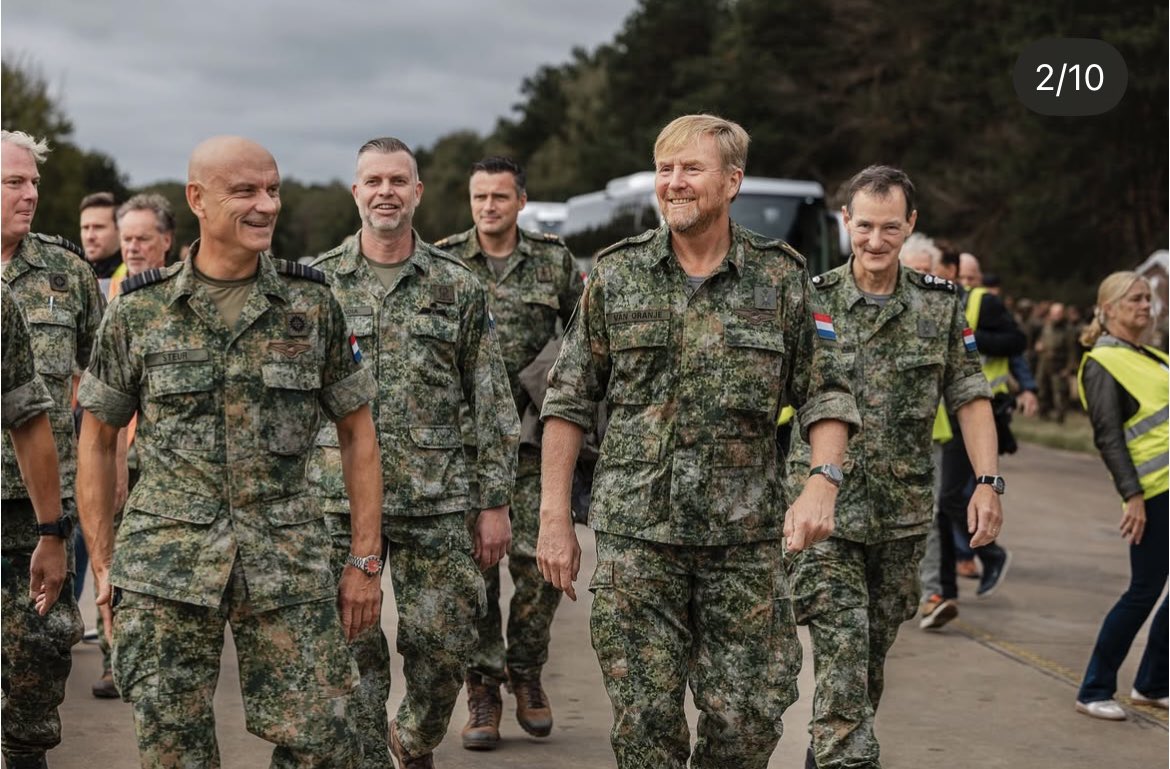 Some epic pictures from our king visiting #FalconLeap today and joining on board of a RNLAF C-130 to see the excercise first hand (source: instagram Koninklijke Luchtmacht).