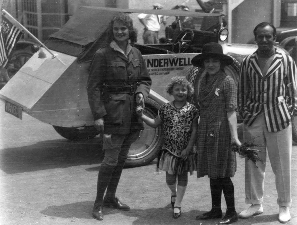 1925 Aloha with friends Mary Pickford and Douglas Fairbanks. Aloha drove Cap’s new #4 Ford, down to the set of "Little Annie Rooney" 1925 at the Pickford studios and filmed Mary and Doug christen the Model T that he just built with all the latest equip
AlohaWanderwell.com
RDT