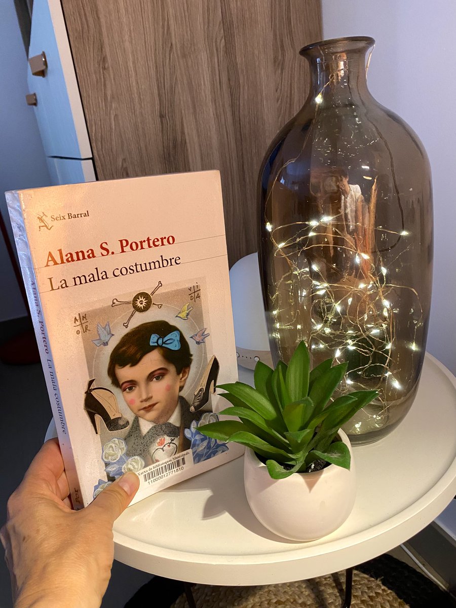 📚 Sobre la identitat i la supervivència d’una nena-noia-dona trans durant els 80s-90s. Dura, sí, però m’ha ENCANTAT, la història en sí i com està escrit.