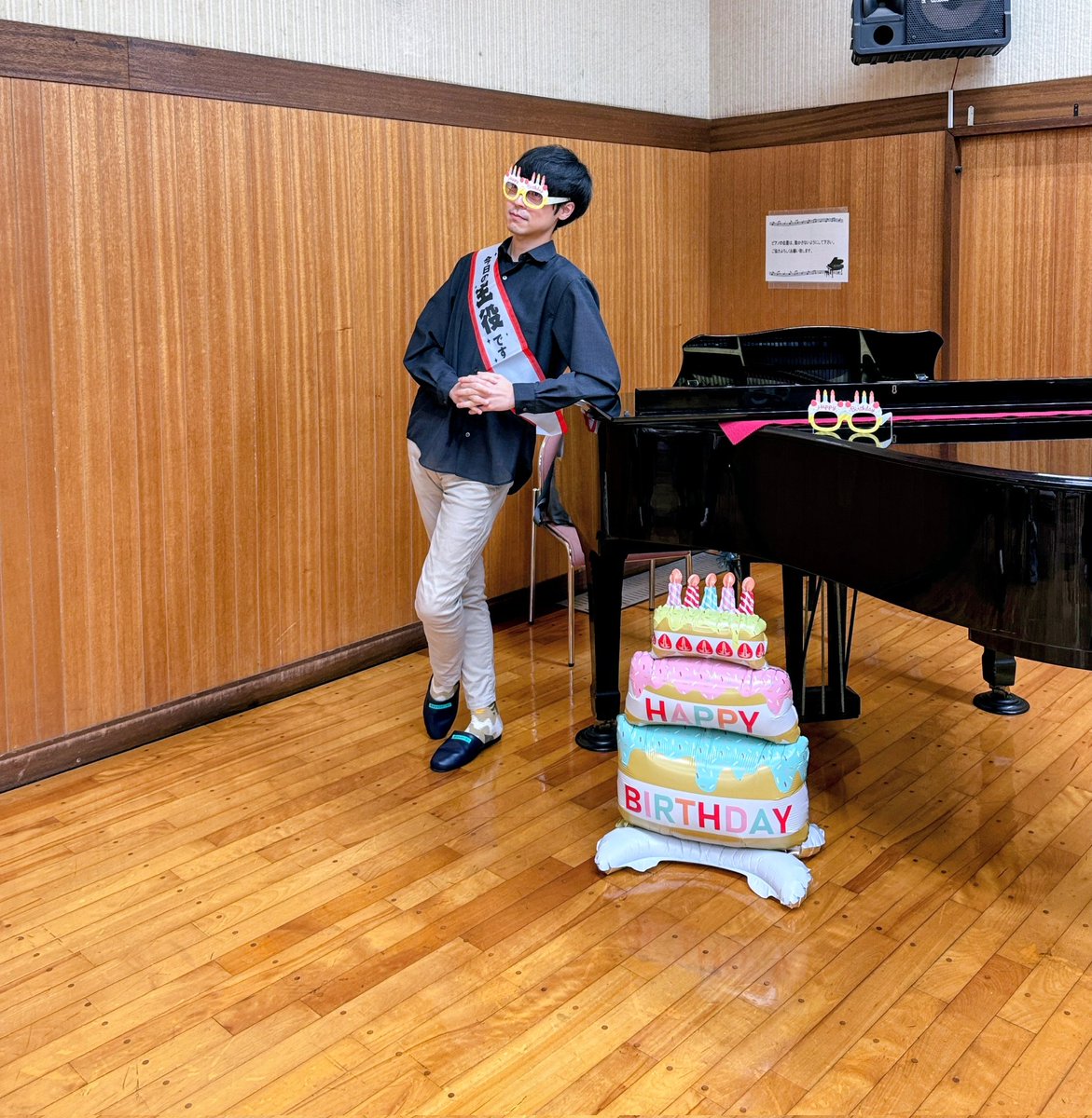 ensembleFlowEF's tweet image. 8/24の #渡辺研一郎 先生 のお誕生日から早や１ヶ月近くたちましたが、やっとお誕生日会が開催できました🎂アンフロの宝💎✨研一郎先生、これからもよろしくお願いします👓💕コンクールの賞状とトロフィー🏆を持ってみんなでパシャリ📷
銅賞を初めて見たという #相澤直人 先生、なんかごめんなさい😂