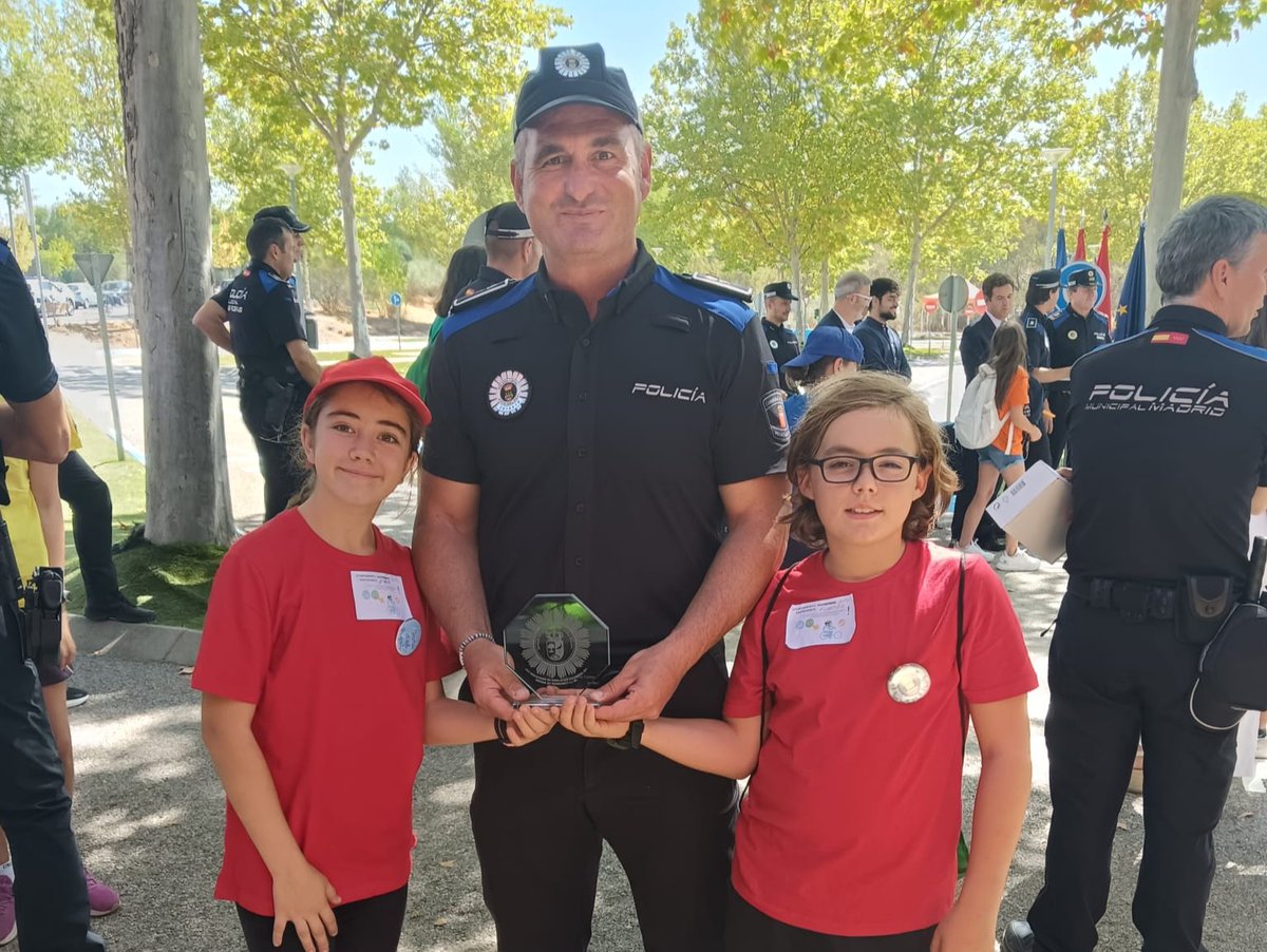 🚦 Soto del Real ha participado en la Jornada de Educación Vial en Las Rozas, organizada por la Jefatura Provincial de Tráfico.

👧👦 Emma y Lorenzo, junto a los policías locales Roberto y Eva, disfrutaron de una experiencia educativa y divertida.

#ViveSoto #EducaciónVial