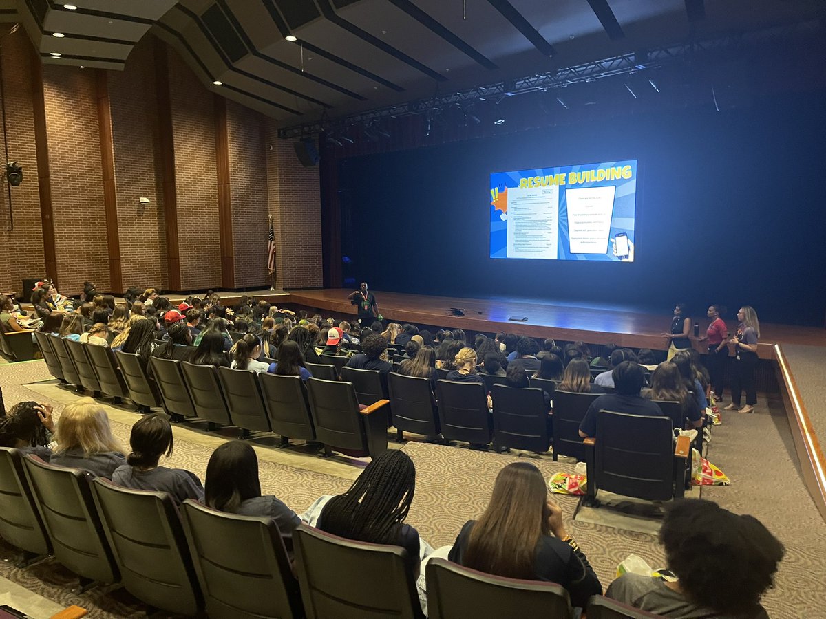 marroyopeterson's tweet image. At the YET Conference today surrounded by high school students who are already dreaming of teaching! Taking notes, gathering ideas, and (just maybe) scouting a few future Falcon teachers. @JerseyVillageHS @CyFairISD #FutureEducators