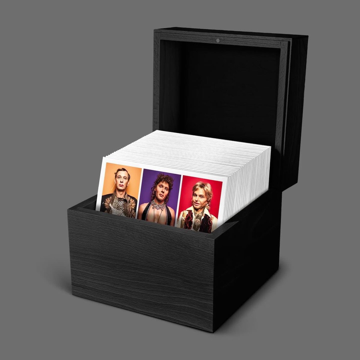 EvilMusikMX's tweet photo. Rammstein anunció el lanzamiento de una caja de madera en color negro con la totalidad de los 33 sencillos que han lanzado en su carrera en formato vinilo de 7”. 

La pieza estará limitada a 6000 copias a nivel mundial por tan solo 550 euros, unos 12 mil pesos mexicanos. https://t.co/WU7qzgR5uO