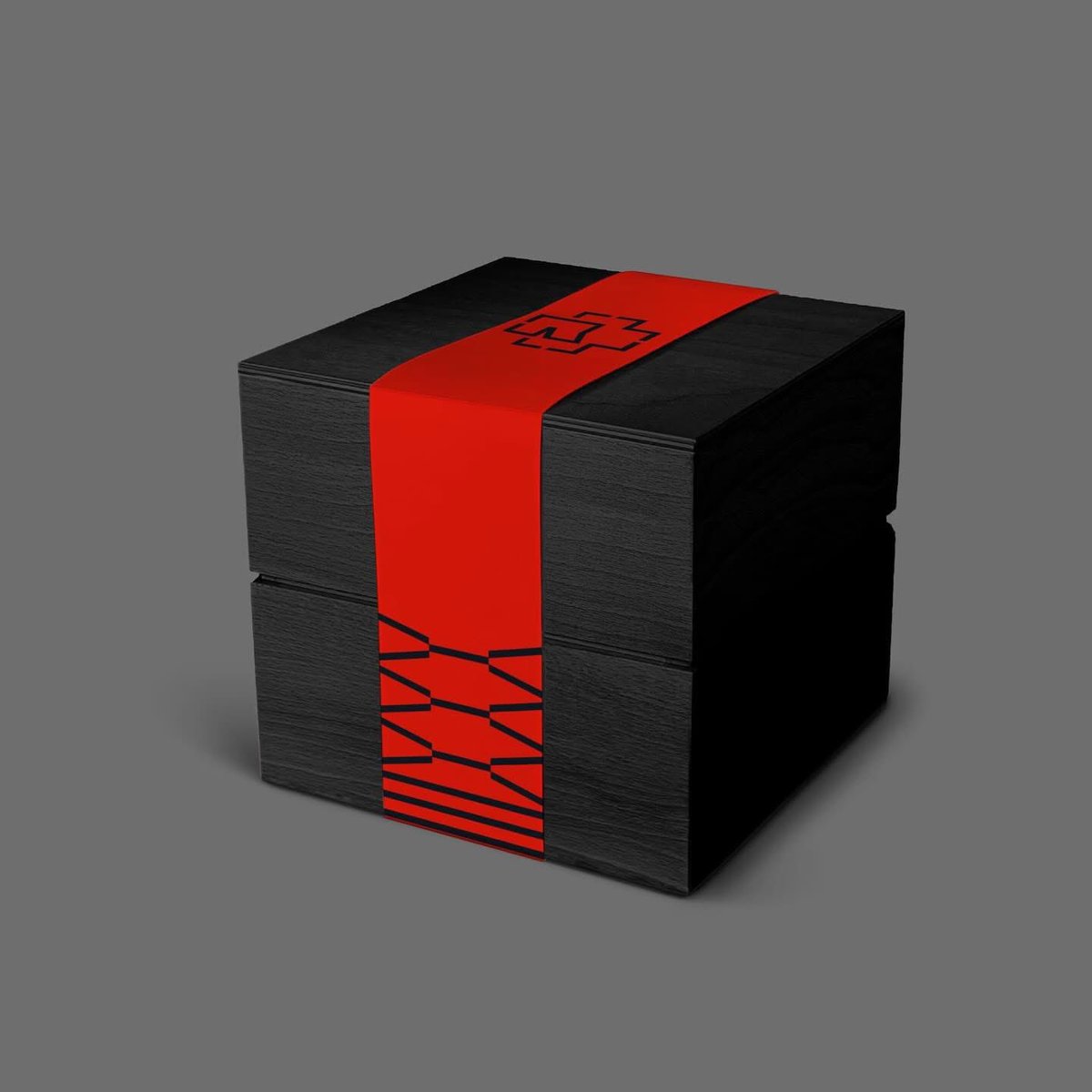 EvilMusikMX's tweet photo. Rammstein anunció el lanzamiento de una caja de madera en color negro con la totalidad de los 33 sencillos que han lanzado en su carrera en formato vinilo de 7”. 

La pieza estará limitada a 6000 copias a nivel mundial por tan solo 550 euros, unos 12 mil pesos mexicanos. https://t.co/WU7qzgR5uO