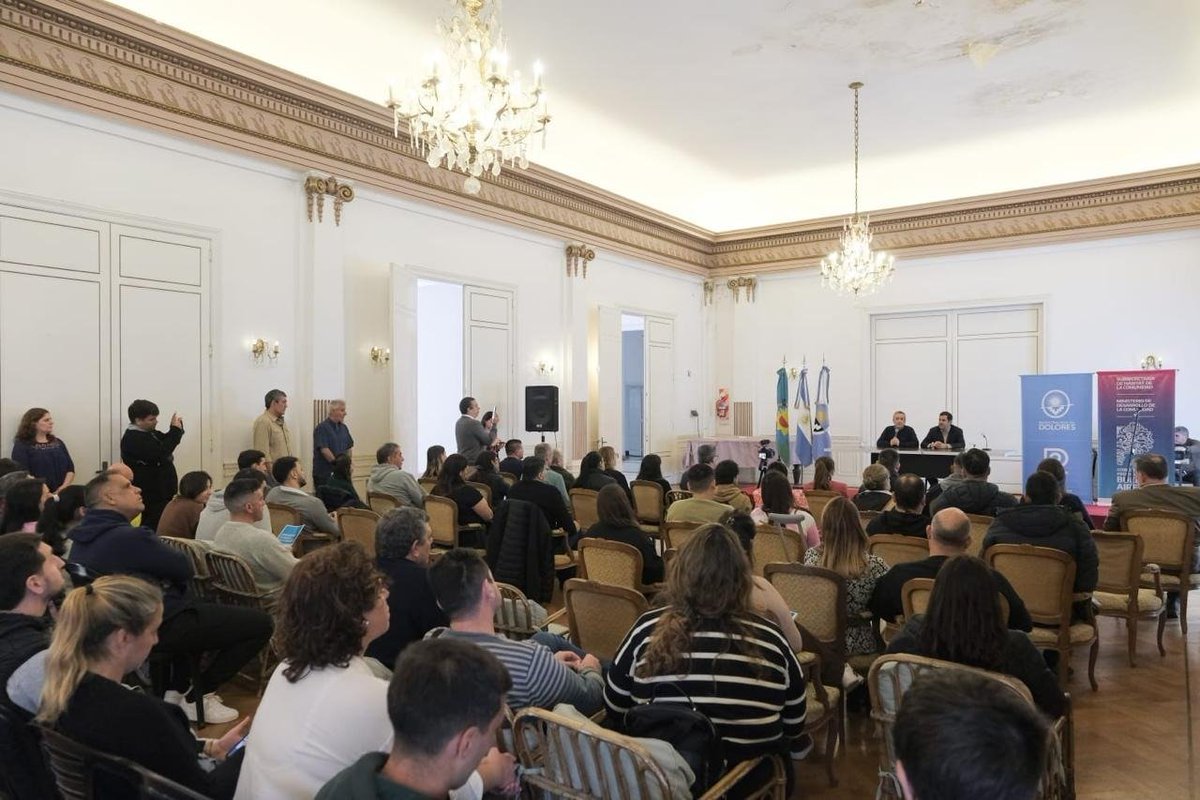 Con el intendente <a href="/jpgarciaok/">Juan Pablo García</a>, entregamos los boletos de compraventa a 59 vecinos del barrio “Arturo Illia” de Dolores a través del programa Familia Propietaria.

Por decisión del gobernador <a href="/Kicillofok/">Axel Kicillof</a>, seguimos reparando deudas de años para que más bonaerenses cuenten con la