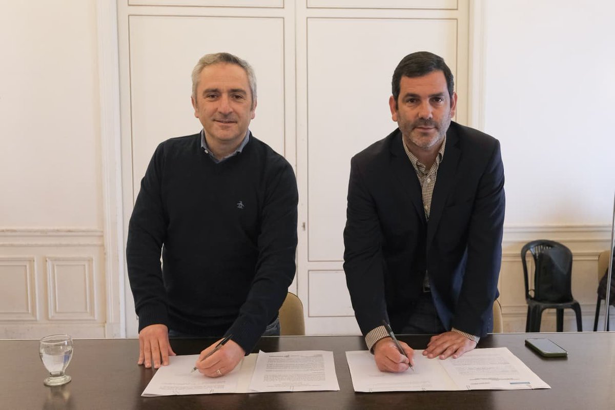 También, junto al intendente firmamos el convenio de adhesión del Municipio al programa Mayores Bonaerenses Activos para que las personas mayores que asisten a centros de jubilados de la localidad puedan realizar todas sus actividades en mejores condiciones.

Además, firmamos