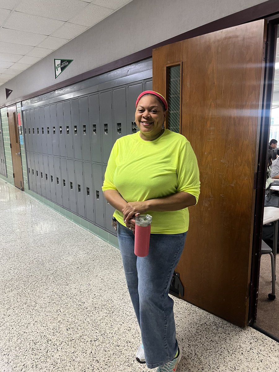DonnaBolden10's tweet image. ✨ Bright colors, bright smiles! ✨
Today we wore our brightest outfits to celebrate Hello Week 🌈👋. A simple “hello” can light up someone’s day—just like our colors did! 💛💚💙 #HelloWeek #StartWithHello @sandyhook @FBISDCounselors