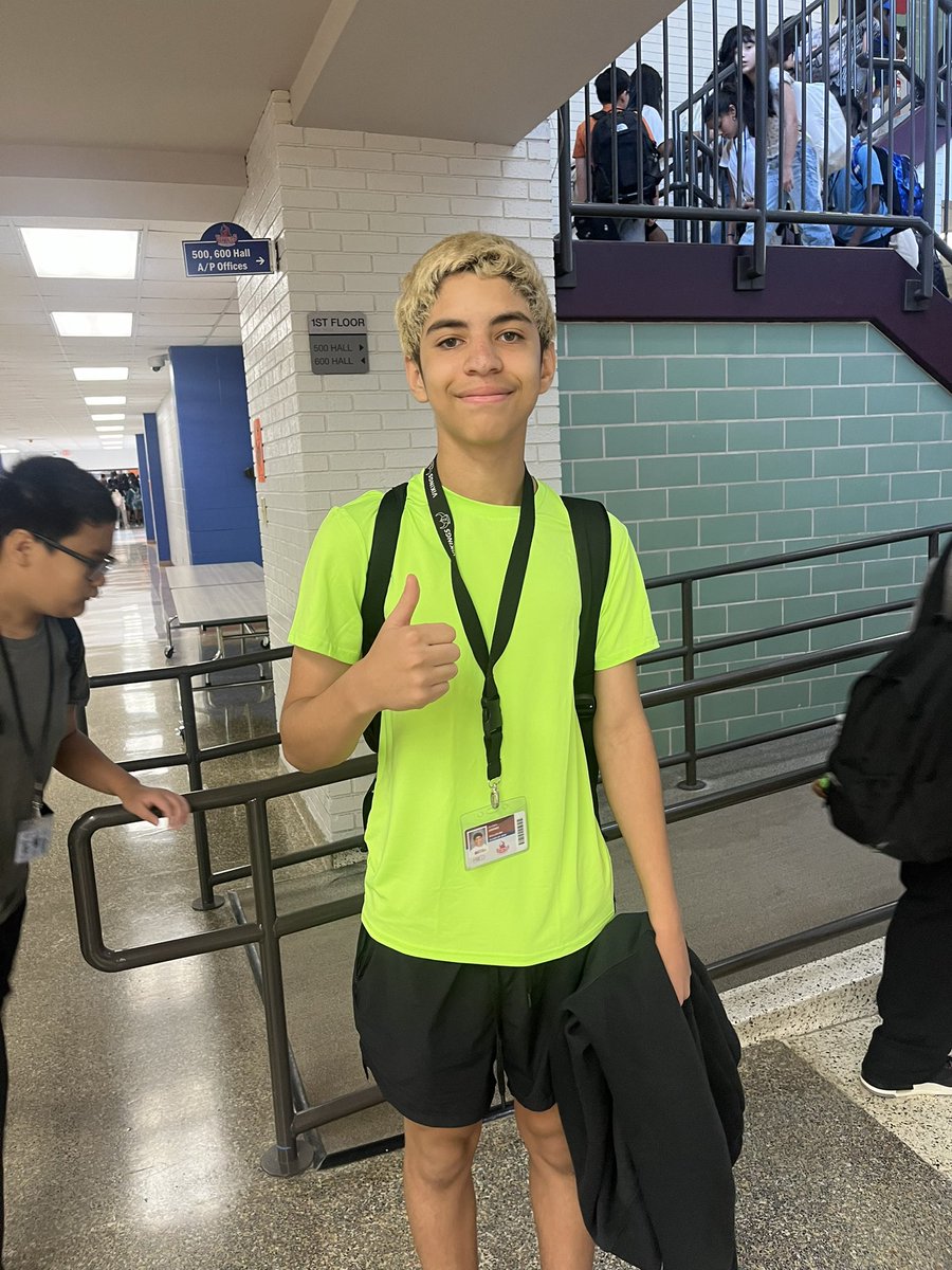 DonnaBolden10's tweet image. ✨ Bright colors, bright smiles! ✨
Today we wore our brightest outfits to celebrate Hello Week 🌈👋. A simple “hello” can light up someone’s day—just like our colors did! 💛💚💙 #HelloWeek #StartWithHello @sandyhook @FBISDCounselors