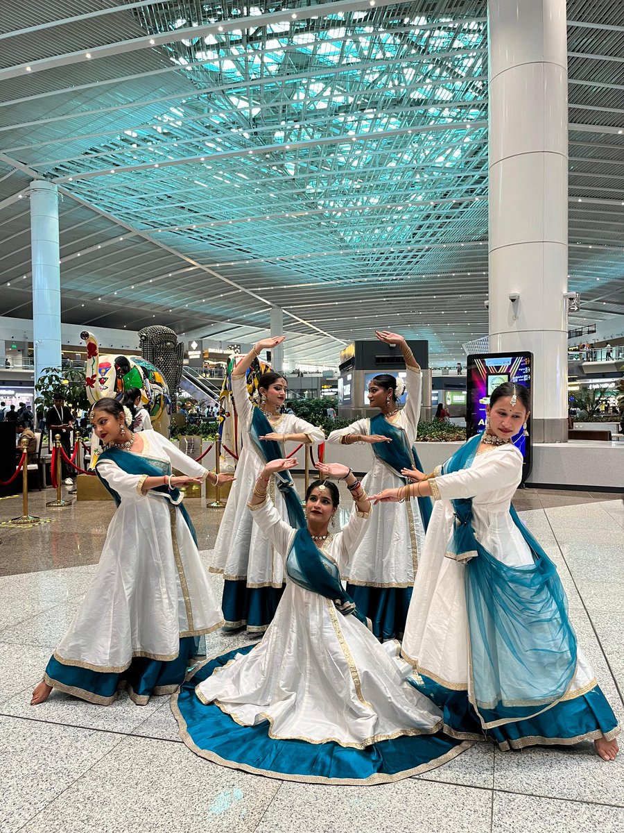 Incognitocric's tweet image. The elegance of Kathak at @delhiairport 🌸✨ Bringing art, rhythm &amp;amp; culture alive at Terminal 1.
#Delvibes #DelhiAirport #Terminal1