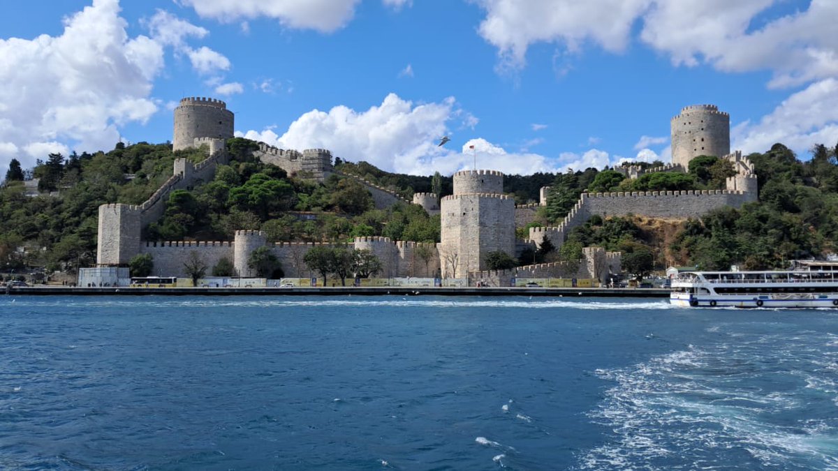 Asia a la derecha, a la izquierda Europa...
El estrecho del Bósforo en su parte más estrecha tiene 660 metros. 
Del lado europeo esta el Castillo de Rumelli, fortaleza del fin del imperio otomano
El puente colgante se construyó en 1973.