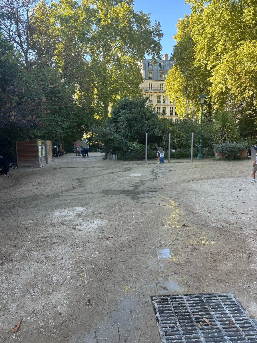 PARISCRADOS's tweet image. Comment pourrir un parc ?

Foutez y des brumisateurs (à l’ombre sinon c’est moins drôle).

Ici square Maurice Gardette dans le 11ème chez @FVauglin 

À côté de ça, les jeux pour enfants se dégradent de jour en jour 🫢

#saccageparis
