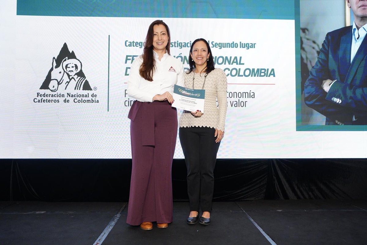 <a href="/Bco_Occidente/">Banco de Occidente</a> 🏆Segundo puesto | Categoría Investigaciones 🔎
🌱 Johanna Andrea Verú, Federación Nacional de Cafeteros de Colombia (FNC – Cenicafé) <a href="/FedeCafeteros/">Federación Nacional de Cafeteros</a> <a href="/cenicafe/">CENICAFÉ</a> 
☕La propuesta convierte la pulpa y mucílago de café en abonos orgánicos y proteína animal mediante un modelo de