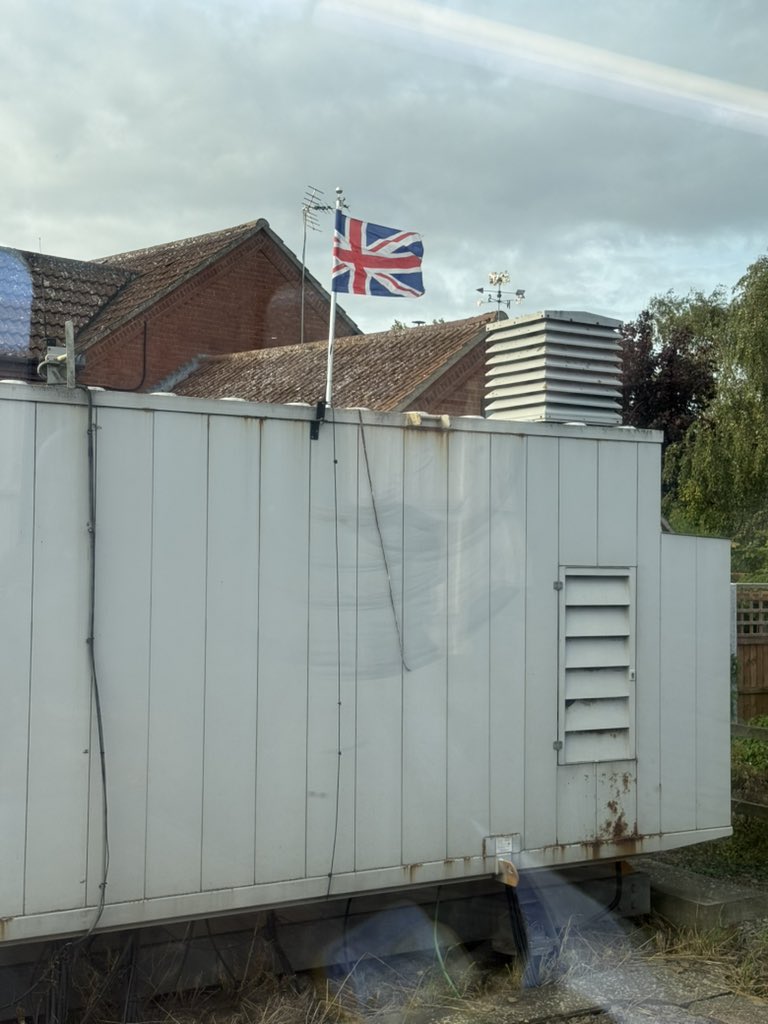 🚨En route home from Norfolk after an amazing podcast with the <a href="/_TheUnderstory/">The Understory Podcast</a> <a href="/MiaAllegedly/">𝑀𝒾𝒶</a>. We discussed Epping protests, anti protesters, UTK plus more. Thank you for having me 🙏🏼❤️✊🏼🇬🇧🔥

Caught a glimpse of a Union Flag on the train! 🇬🇧🇬🇧🇬🇧