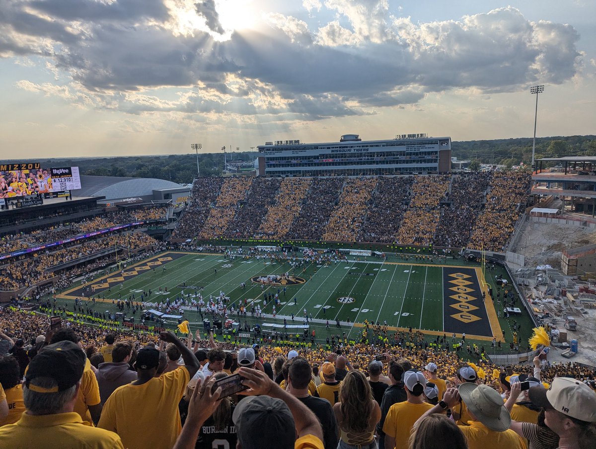 DSandman1801's tweet image. I want y’all to look at this high school stadium…