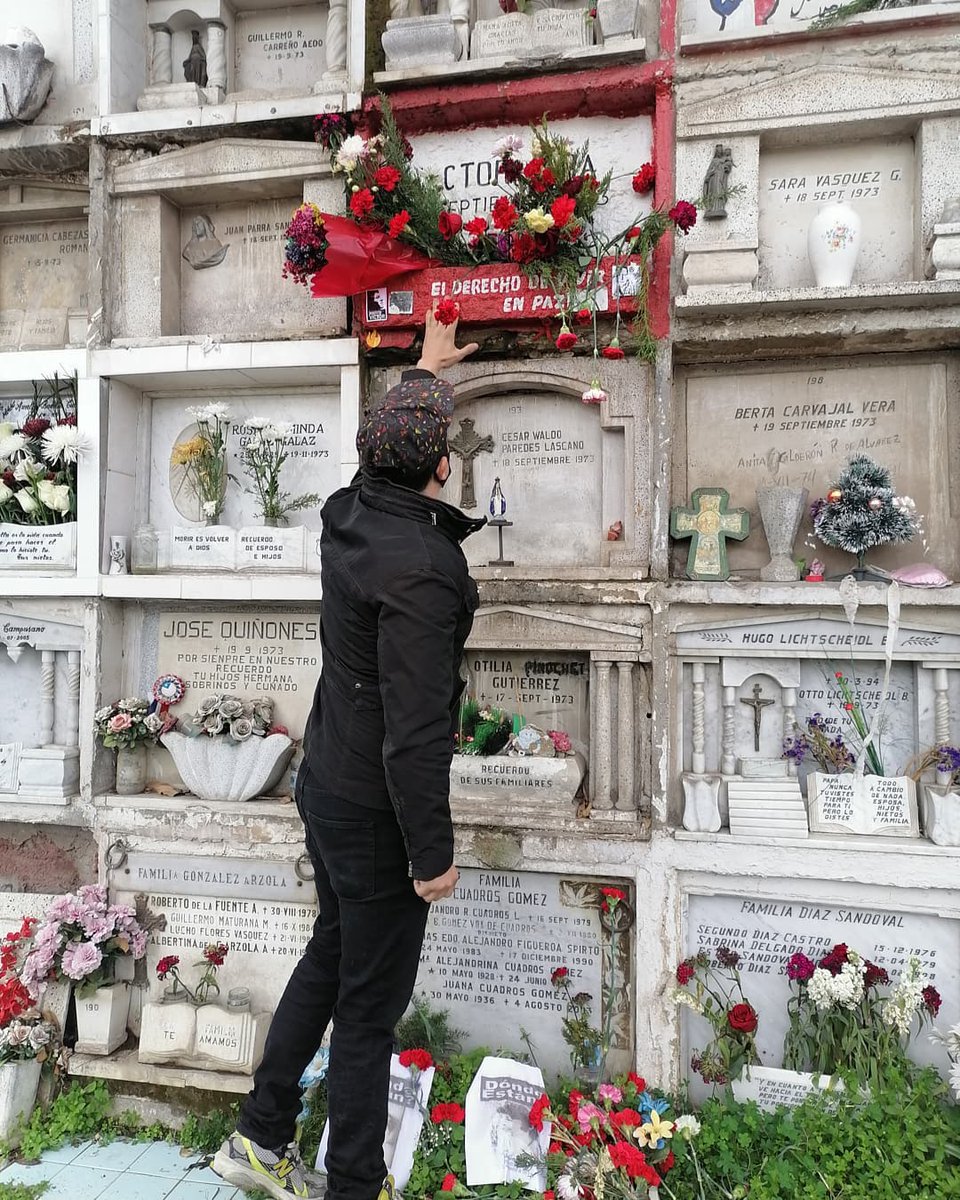 FerradaRafa's tweet image. 🔴 Un 18 de Septiembre de 1973 Víctor Jara era enterrado clandestinamente en este lugar por Joan Jara, su esposa, un funcionario del Cementerio General, y por Héctor Herrera, joven funcionario del servicio médico legal, quién lo identificó y le aviso a Joan, y quién tambien…