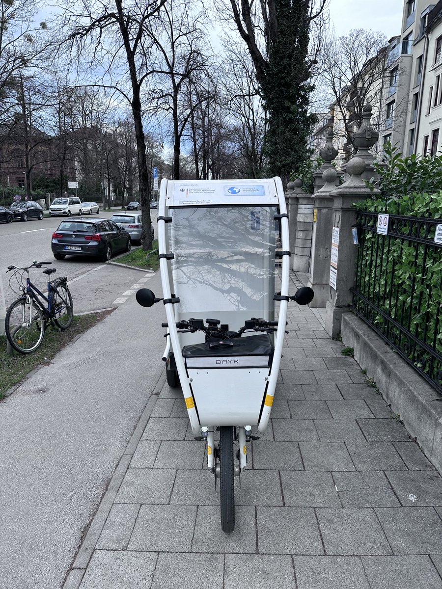 shinshan007's tweet photo. @christianroux Ich als Rollstuhlfahrer toleriere nicht sowas! Es gibt keinen Grund Fußwegen mit Rädern aller Art zu blockieren! https://t.co/1opSsZsTC9