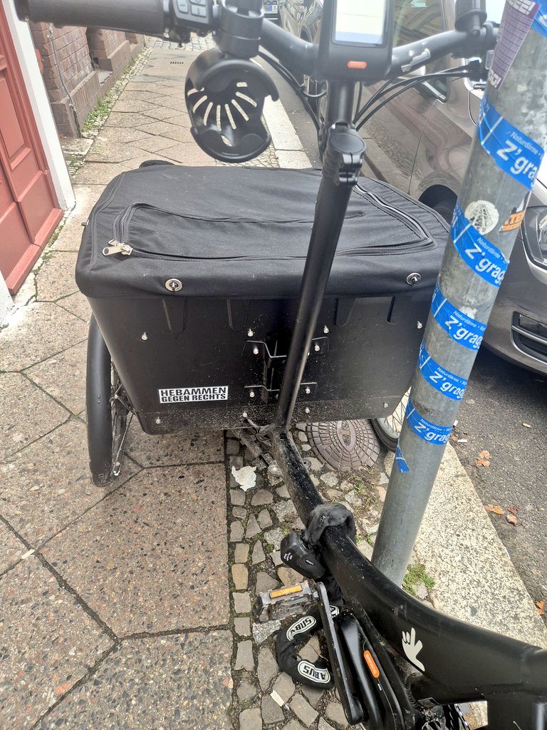 shinshan007's tweet photo. @christianroux Ich als Rollstuhlfahrer toleriere nicht sowas! Es gibt keinen Grund Fußwegen mit Rädern aller Art zu blockieren! https://t.co/1opSsZsTC9