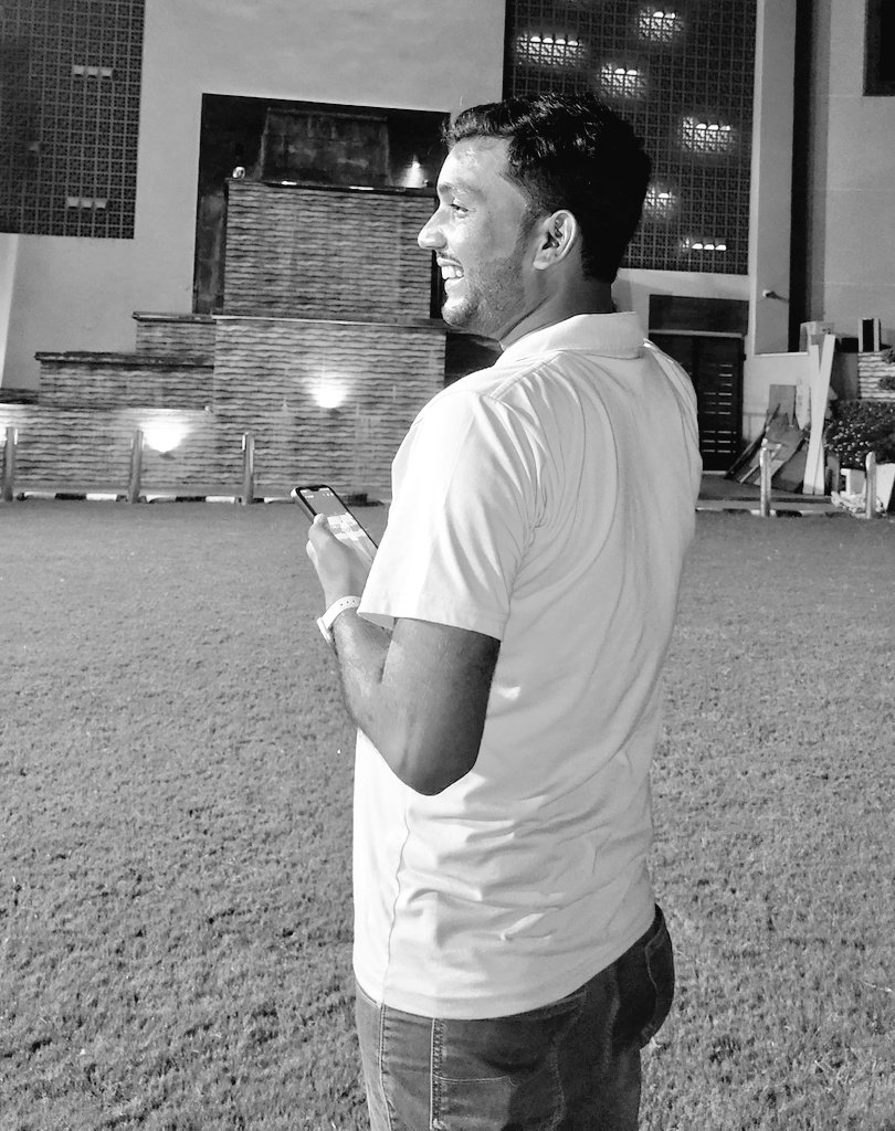 मेरे अज़ीज़ तुझे यूँ भी खल रहा  हूँ मैं 
के तेरी सोच से आगे निकल रहा हूँ मैं,

कोई हो मोजिज़ा और तू दिखाई दे जाए 
इसी उमीद पे चैनल  बदल  रहा  हूँ  मैं 

~राशिद राहत