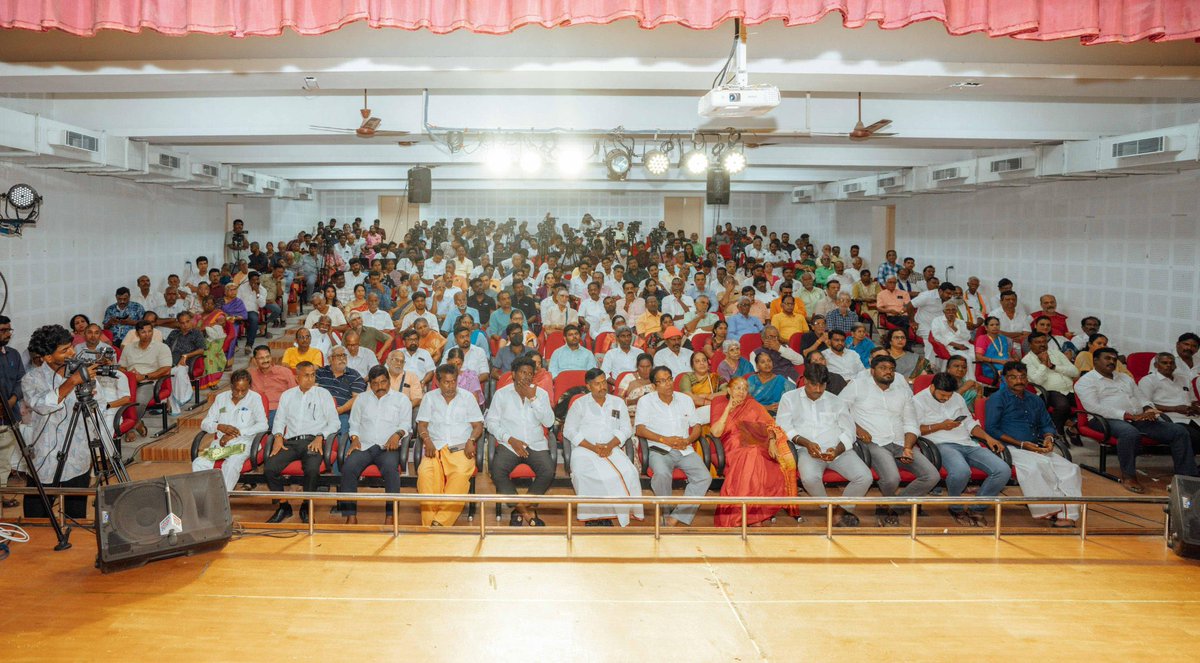 yuvaraj_C_BJP's tweet photo. சென்னை மயிலாப்பூரில் நமோ கல்வி மற்றும் தொண்டு அறக்கட்டளை சார்பாக நமது பாரத பிரதமர் திரு.நரேந்திரமோடி ஜி @narendramodi அவர்களின் 75 ஆவது பிறந்த நாளை முன்னிட்டு  நடைபெற்ற மாபெரும் இந்திய கனவுகள் 2047 அறிவுசார் கருத்தரங்கத்தில் சிறப்பு விருந்தினராக பங்கு கொண்டு முன்னாள் ஐ.பி.எஸ் அதிகாரி தமிழக இளைஞர்களின் நம்பிக்கை நட்சத்திரம் அண்ணன் திர���.கே.அண்ணாமலை @annamalai_k மற்றும் பிரபல பத்திரிகையாளர் சாணக்கியா குழுமத்தின்  நிறுவனர் திரு.ரங்கராஜ் பாண்டே @RangarajPandeyR மற்றும் நமோ கல்வி அறக்கட்டளையின் நிறுவனர் அண்ணன் @VinojBJP திரு.வினோஜ் செல்வம் அவர்கள் சிறப்புரை ஆற்றினர் மற்றும் வணிகர் மற்றும் கலாச்சார மன்றத்தின் நிறுவனர் இ.சஞ்சீவி அவர்கள் வாழ்த்துரை வழங்கினார்.
#HappyBdayPMModi 

இங்கனம்,
C.யுவராஜ்
அறங்காவலர்,
நமோ கல்வி மற்றும் தொண்டு அறக்கட்டளை.