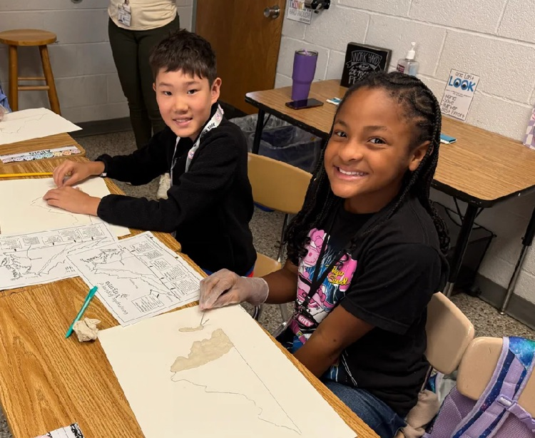 DCEsuperhornets's tweet photo. Mrs. Dollearโs and Mrs. Nashโs fourth grade classes brought Virginia to life with their 3D maps ๐บ๏ธ Students constructed models to show the unique topography of each region. What an amazing way to see our state from a whole new perspective. #LaunchintoLearning https://t.co/SolCYzu8si