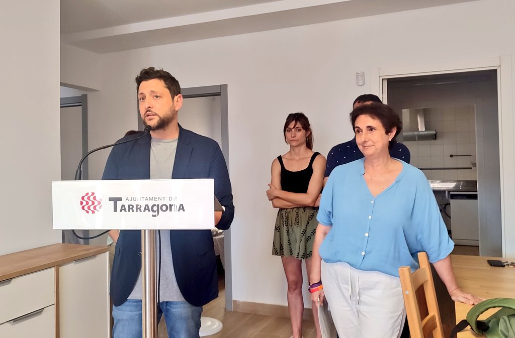 🏡 <a href="/TGNAjuntament/">Ajuntament de Tarragona</a> esdevé pioner amb la posada en marxa d'un servei d'acolliment temporal per a joves sense llar. 
S'oferirà atenció integral a 14 persones, que viuran als dos pisos que s'han habilitat al carrer del Mar.
Començarà a funcionar l'1 d'octubre.
Informa <a href="/tarragonaradio/">Tarragona Ràdio 🟣</a>
