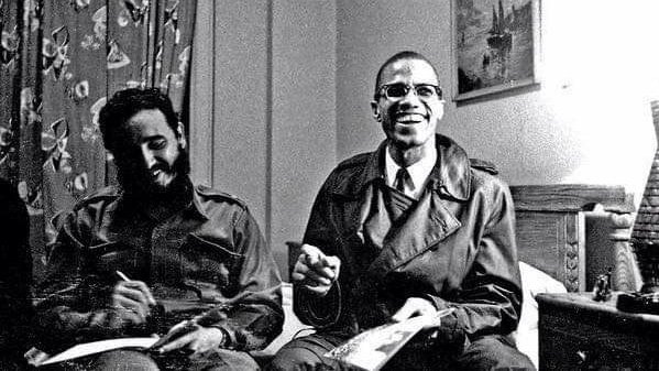 Los yanquis pretendían humillar a #Fidel al negarle el alojamiento en el hotel previsto, durante su primera visita a la ONU en 1960. Sólo consiguieron que él anudara lazos en Harlem que duran hasta hoy. #100AñosConFidel