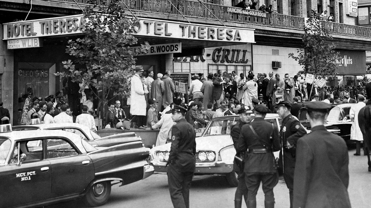 DrRobertoMOjeda's tweet photo. Los yanquis pretendían humillar a #Fidel al negarle el alojamiento en el hotel previsto, durante su primera visita a la ONU en 1960. Sólo consiguieron que él anudara lazos en Harlem que duran hasta hoy. #100AñosConFidel https://t.co/cPoc7QIIYp