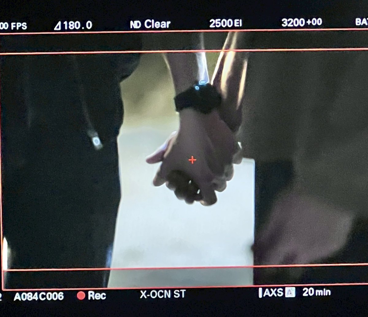 Así, tomados de la mano pueden enfrentar cualquier cosa. 
Incluso a aquellos que dejaron este mundo hace mucho tiempo. 
Porque su fuerza radica en su amor , en ese amor de protegerse mutuamente.

FIRST TIME WITH SINGSA
#สิงสาลาตายPoster1