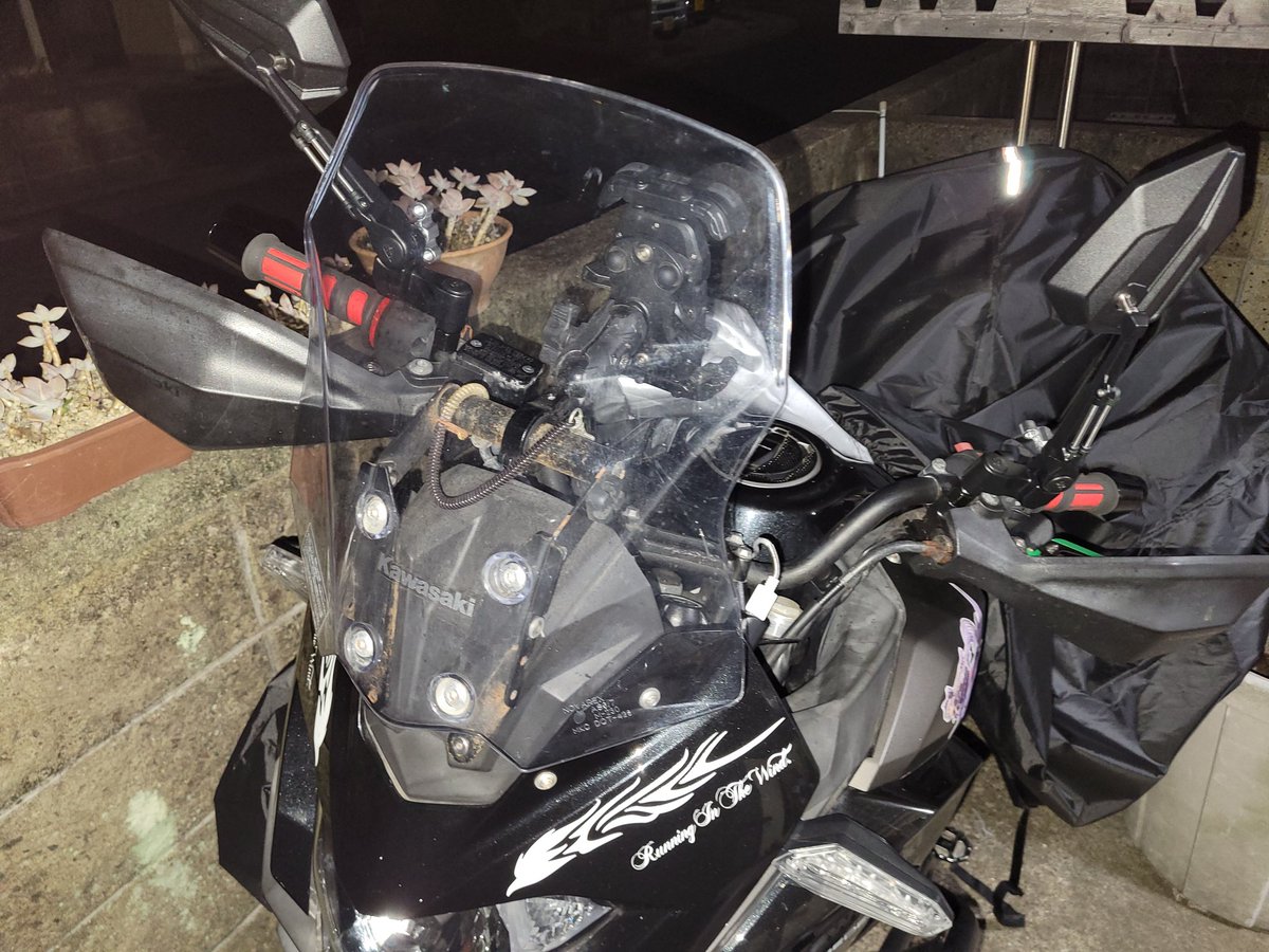 Zj86Z6imk47UtfS's tweet image. #VERSYS
プチカスタム完了しました。以前、注文していた。ハンドルガードが届いたので汗だくになりながら。交換しました。交換中にちょっと問題発生しました、ハンドルガードに付属の固定具では経が合わなかったので、パワープレイでバーエンドの固定具を使用しました。