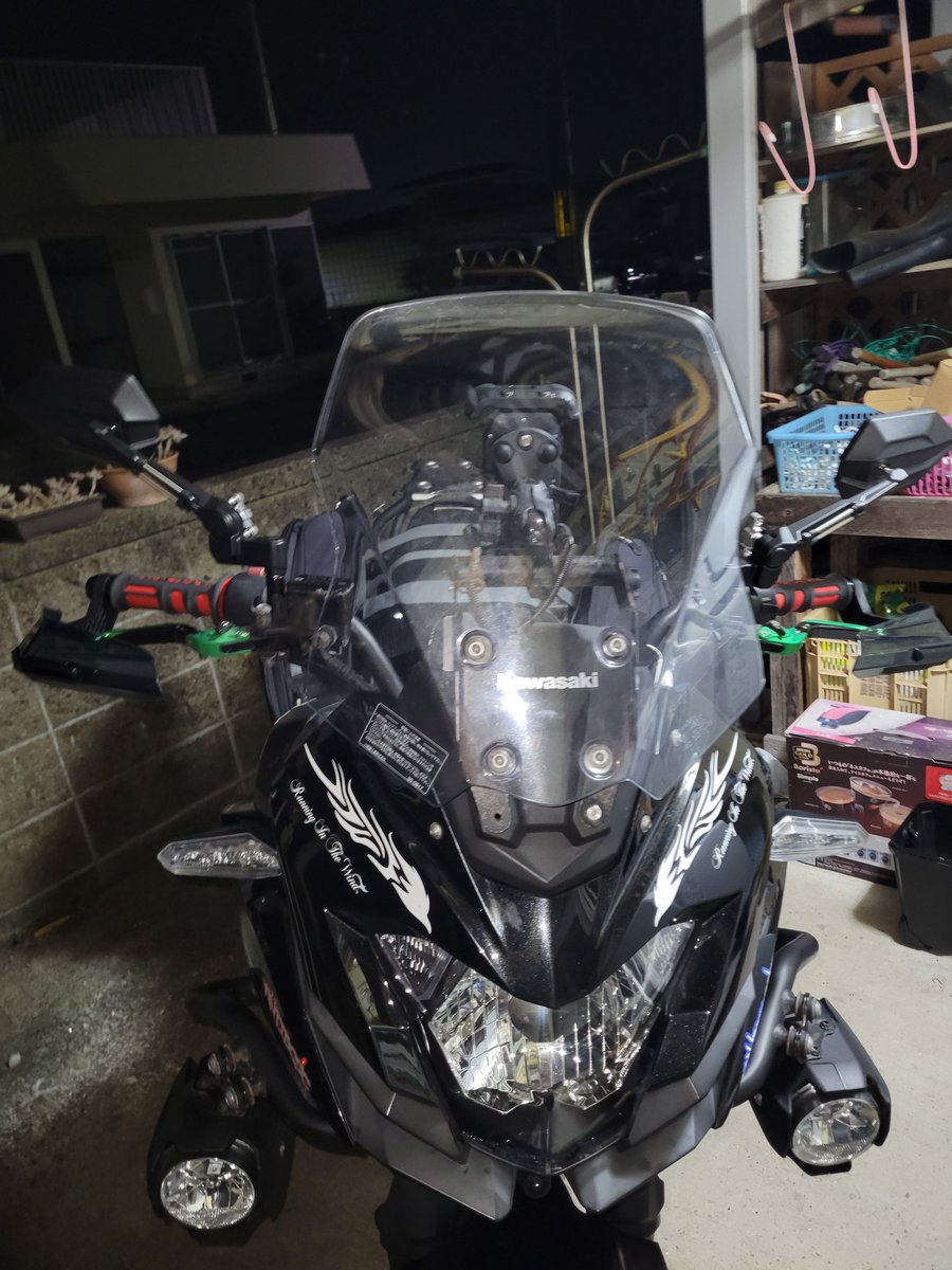 Zj86Z6imk47UtfS's tweet image. #VERSYS
プチカスタム完了しました。以前、注文していた。ハンドルガードが届いたので汗だくになりながら。交換しました。交換中にちょっと問題発生しました、ハンドルガードに付属の固定具では経が合わなかったので、パワープレイでバーエンドの固定具を使用しました。