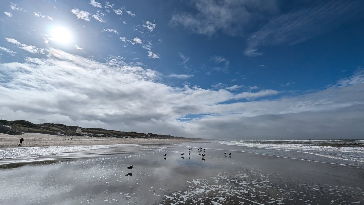 Het was weer een spectaculaire mooie zonsopkomst.
<a href="/weermanrobert/">➡️ Robert de Vries</a> <a href="/mrmiddendorp/">Maurice Middendorp</a>  <a href="/weerverteller/">Weerverteller.nl</a> 
<a href="/BuienRadarNL/">Buienradar</a> 
#weerfoto <a href="/_weernl/">Weer.nl</a>
<a href="/jordiweerman/">Jordi Huirne</a>
<a href="/WilliamHuizinga/">William Huizinga</a>
<a href="/weeronline/">Weeronline</a>
<a href="/marjondehond/">Marjon de Hond</a>
<a href="/HartvNL/">Hart van Nederland</a>
<a href="/onwukaa/">Amara Onwuka</a> <a href="/Weerplaza/">Weerplaza.nl</a>
<a href="/WNLVandaag/">WNL Vandaag</a>
#ochtendgloren #ontbijtnieuws #rtl