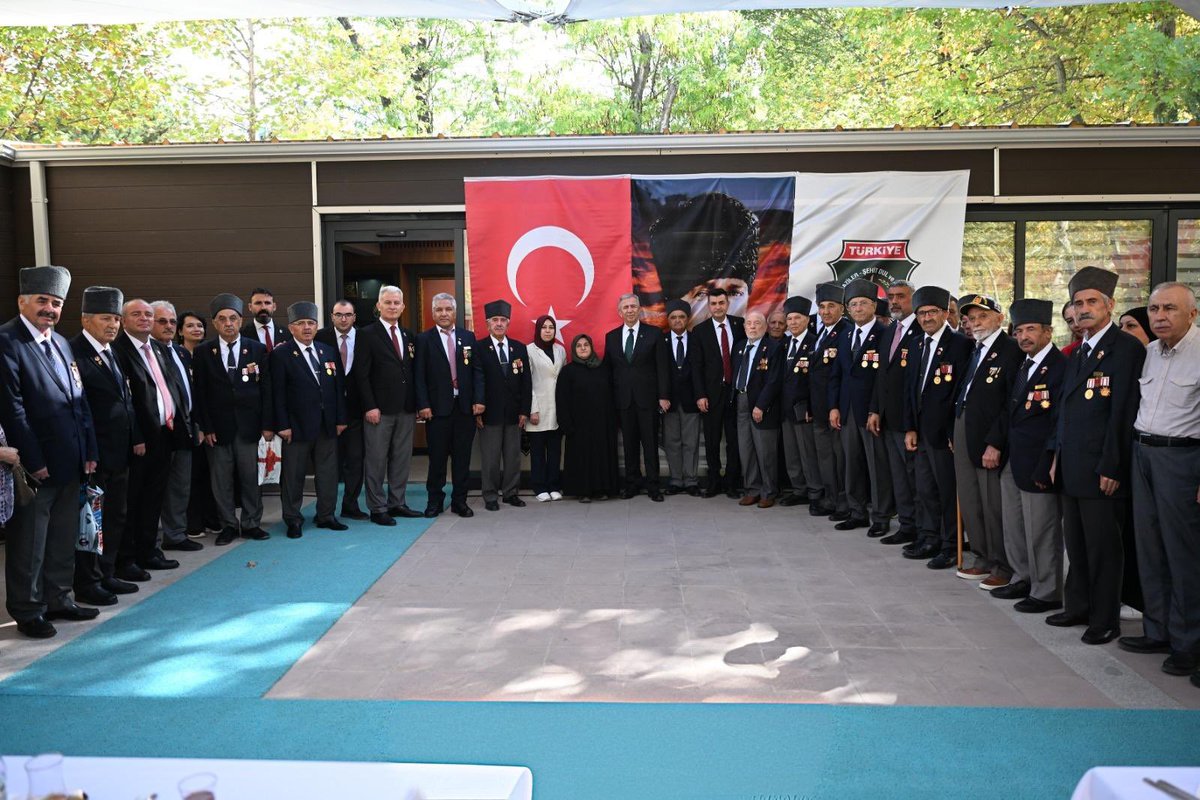 mansuryavas06's tweet photo. Gaziler Günü kapsamında, Türkiye Harp Malulü Gaziler Şehit Dul ve Yetimleri Derneği ile Türkiye Gaziler ve Şehit Aileleri Vakfı Pursaklar Şubesi üyeleriyle bir araya geldik.

Vatan için canını ortaya koymuş kahraman gazilerimiz ve aziz şehitlerimizin emaneti aileleri, başımızın tacıdır. Onların her zaman yanında olmaya devam edeceğiz.

Aziz şehitlerimizi rahmetle, gazilerimizi minnetle anıyorum. 🇹🇷