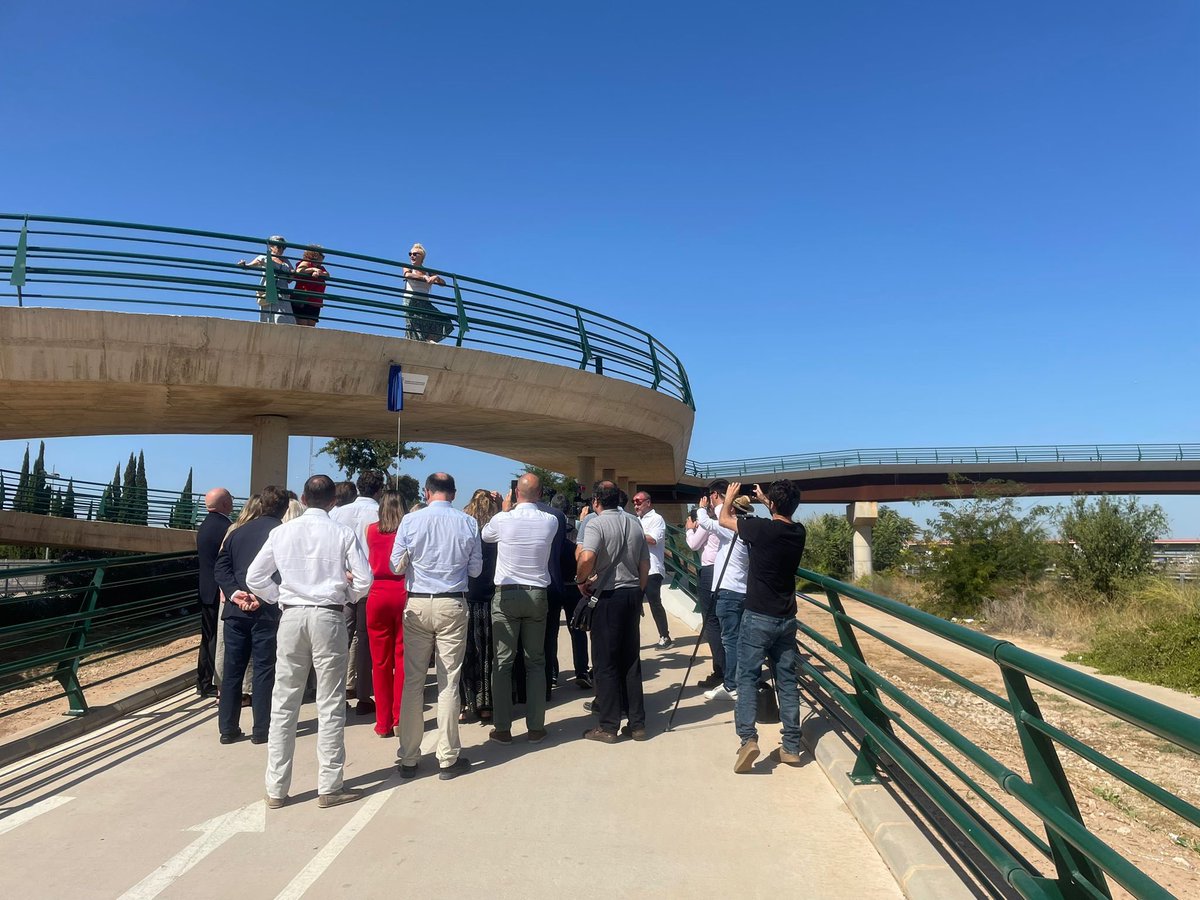 A la izquierda el homenaje que hicieron las víctimas y vecinos a la solidaridad.

A la derecha el gobierno de Mazón, borrando ese homenaje, para poner el logo de una Generalitat que aún no les ha pedido perdón.

Quieren borrar la memoria para borrar sus responsabilidades.