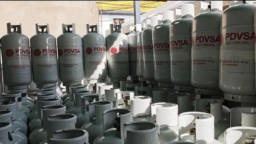 comunas_miranda's tweet image. #DeInterés 📢|| Para garantizar el acceso a los servicios, el gobierno de #Miranda entregó mil cilindros de gas doméstico en el eje José Félix Ribas de Petare como parte del Plan Antonio José de Sucre.

#ComunaONada 
#PoderPopular