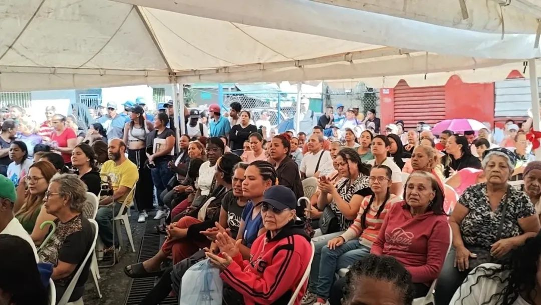 comunas_miranda's tweet image. #DeInterés 📢|| Para garantizar el acceso a los servicios, el gobierno de #Miranda entregó mil cilindros de gas doméstico en el eje José Félix Ribas de Petare como parte del Plan Antonio José de Sucre.

#ComunaONada 
#PoderPopular