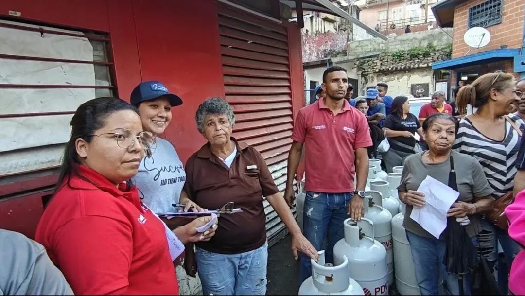 comunas_miranda's tweet image. #DeInterés 📢|| Para garantizar el acceso a los servicios, el gobierno de #Miranda entregó mil cilindros de gas doméstico en el eje José Félix Ribas de Petare como parte del Plan Antonio José de Sucre.

#ComunaONada 
#PoderPopular