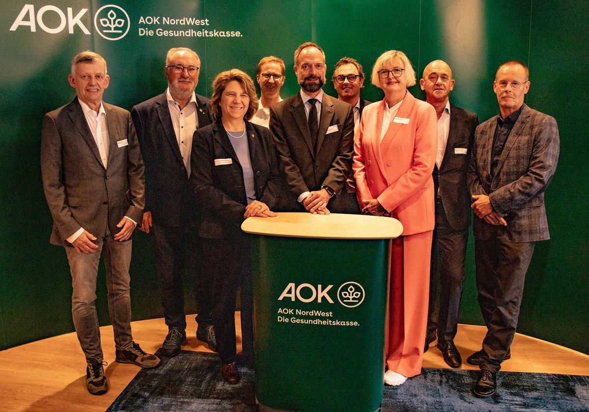 AOKNordWest's tweet photo. #AOKTag: Diskutieren gleich über die #Notfallreform, v. l.: AOK-Verwaltungsräte #JohannesHeß & #LutzSchäffer, Ministerin #KerstinvonderDecken, #NielsRenzing, AOK-Chef #TomAckermann, #ChristianKaragiannidis, #BettinaSchultz (KVSH-Chefin), #PatrickReimund (#KGSH), #JanOsnabrügge. https://t.co/qnGUB9defo