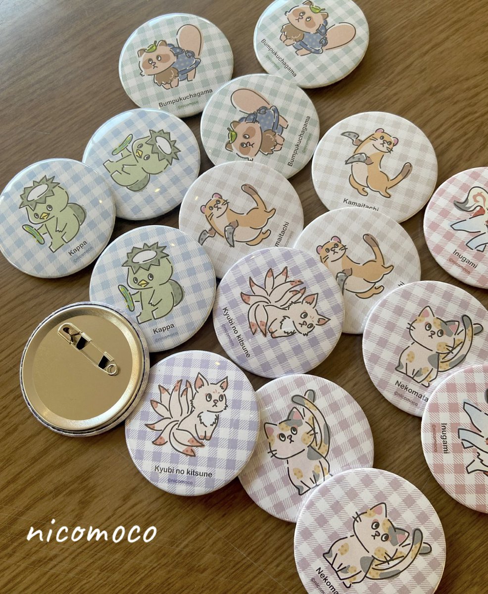 nicomoco_m's tweet photo. ゆるかわ妖怪のnico妖シリーズから、缶バッジができました✨
九尾の狐やかっぱ、文福茶釜など、個性豊かな妖怪たちがゆるっとかわいい姿に🎶

バッグやポーチにつけて、一緒におでかけしてください🐾

🎪 #そうさくマーケット
9/23(火祝) 11:00〜15:00
マイドーム大阪
1階［か03ab］

#ゆるかわ妖怪 https://t.co/rI9fEqxBtG