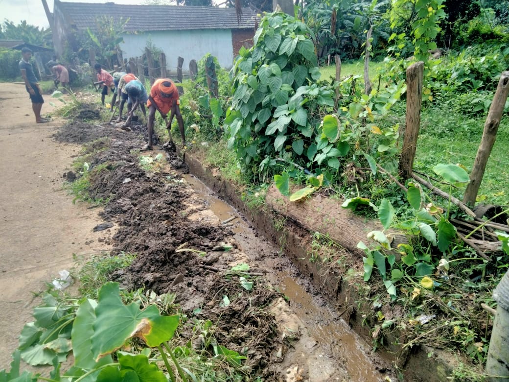 Mass Cleaning of Drains in different villages of Dhenkanal District on the of eve of #SwachhataHiSeva2025 #Swachhotsav <a href="/PRDeptOdisha/">Panchayati Raj and Drinking Water Department</a> <a href="/districtadmndkl/">District Dhenkanal</a> <a href="/swachhbharat/">Swachh Bharat Mission - Grameen</a> <a href="/DoWRRDGR_MoJS/">Ministry of Jal Shakti, DoWR, RD&GR, GoI</a> <a href="/CMO_Odisha/">CMO Odisha</a>