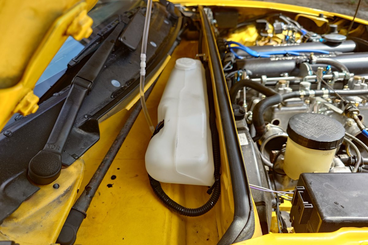 ウォッシャポンプに向かう配線はコルゲートチューブとビニテで保護して、バルクヘッド側にタイラップでくくってます。

なんとなく想像はしてたんですが、ウォッシャ液が入れにくいです。仕方ないですね、その代わりかっこいいんすから。