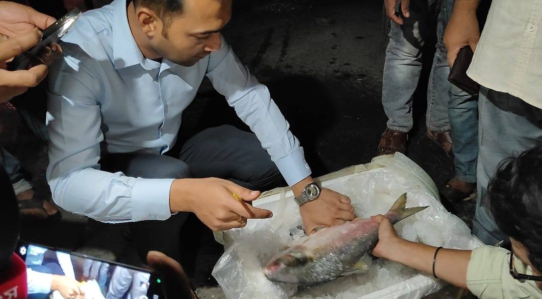 দুর্গাপূজা উপলক্ষে ভারতে ইলিশের প্রথম চালান রপ্তানি