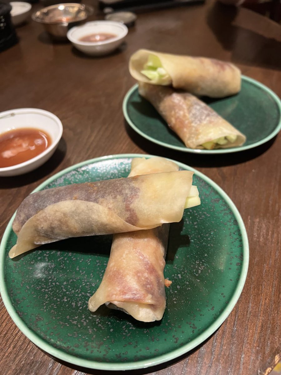 久しぶりの友達が私に会いに来た〜！🥰
もちろん、美味しい料理を食べに行かなきゃね！✨