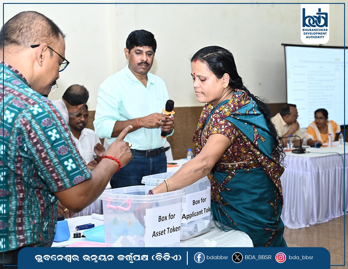 BDA_BBSR's tweet image. BDA today conducted a lottery to allot shops to beneficiaries at Babasaheb Bhim Rao Ambedkar Bus Terminal (BSABT). The lottery was conducted for allotment of 112 shops on a monthly rental basis. BDA Secretary Manas Ranjan Padhi &amp;amp; senior officials were present. #BDA #BSABT