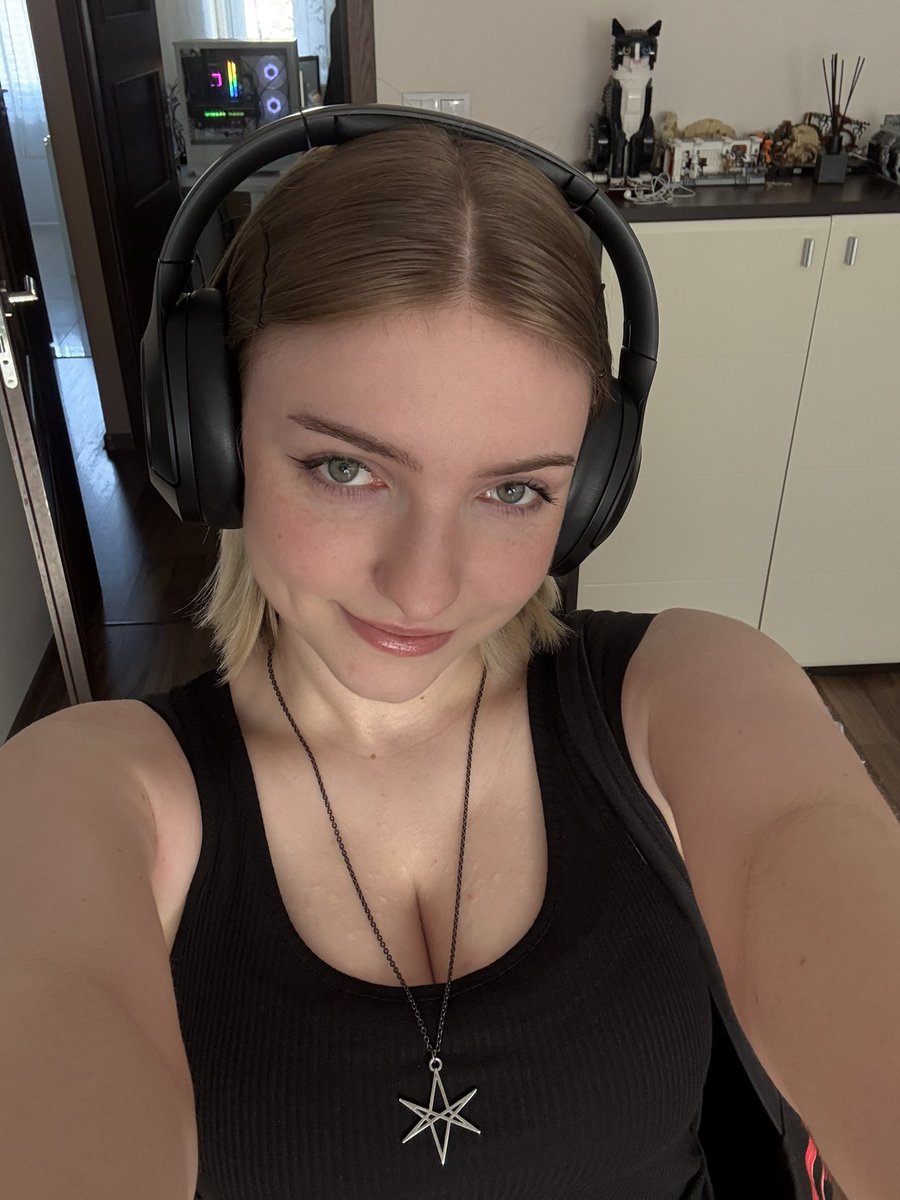 Corellyxd's tweet image. ej dobra update ryja, jest ok czy lepiej zebym nie wychodzila nigdy z domu