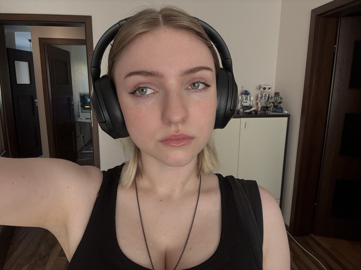 Corellyxd's tweet image. ej dobra update ryja, jest ok czy lepiej zebym nie wychodzila nigdy z domu