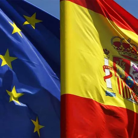 Cuánto les gusta a algunos enarbolar banderas ajenas, de movimientos, de otros países, ideologías... Lo curioso es que suelen coincidir con los que repudian la nuestra, la de España, la de Europa, insultándola cada dos por tres. ¡Cuánta demagogia! ¿ verdad?