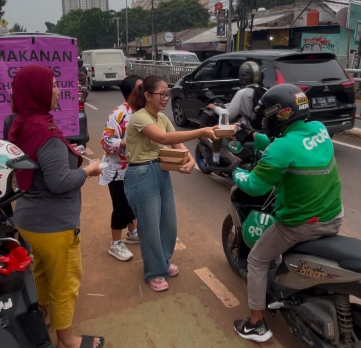 Sore ini kami bagikan 100 nasi kotak untuk ojol, kurir, &amp; dhuafa. Semoga jadi pengingat bahwa kita tak sendiri 🍱
Di tengah aktivitas bermusik &amp; mengabarkan isu sosial, kami usahakan turun langsung ke jalan juga. 🙏
Menu hari ke-1: Tongkol balado, tumis sawi-tahu-teri, nasi.