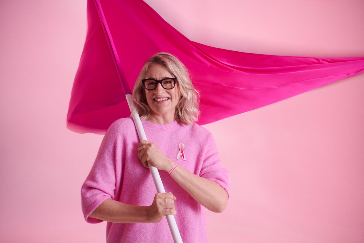 Roosa nauhan on suunnitellut Katja Ståhl. Vuonna 2025 keräyksen teemana on rintasyöpä. Ståhl on vieraana tänään tostaina MTV:n Viiden jälkeen -ohjelmassa.  Roosa nauha -keräyksen tuotoilla tuetaan kaikkien syöpien tutkimusta Suomessa. #roosanauha #syöpätutkimus