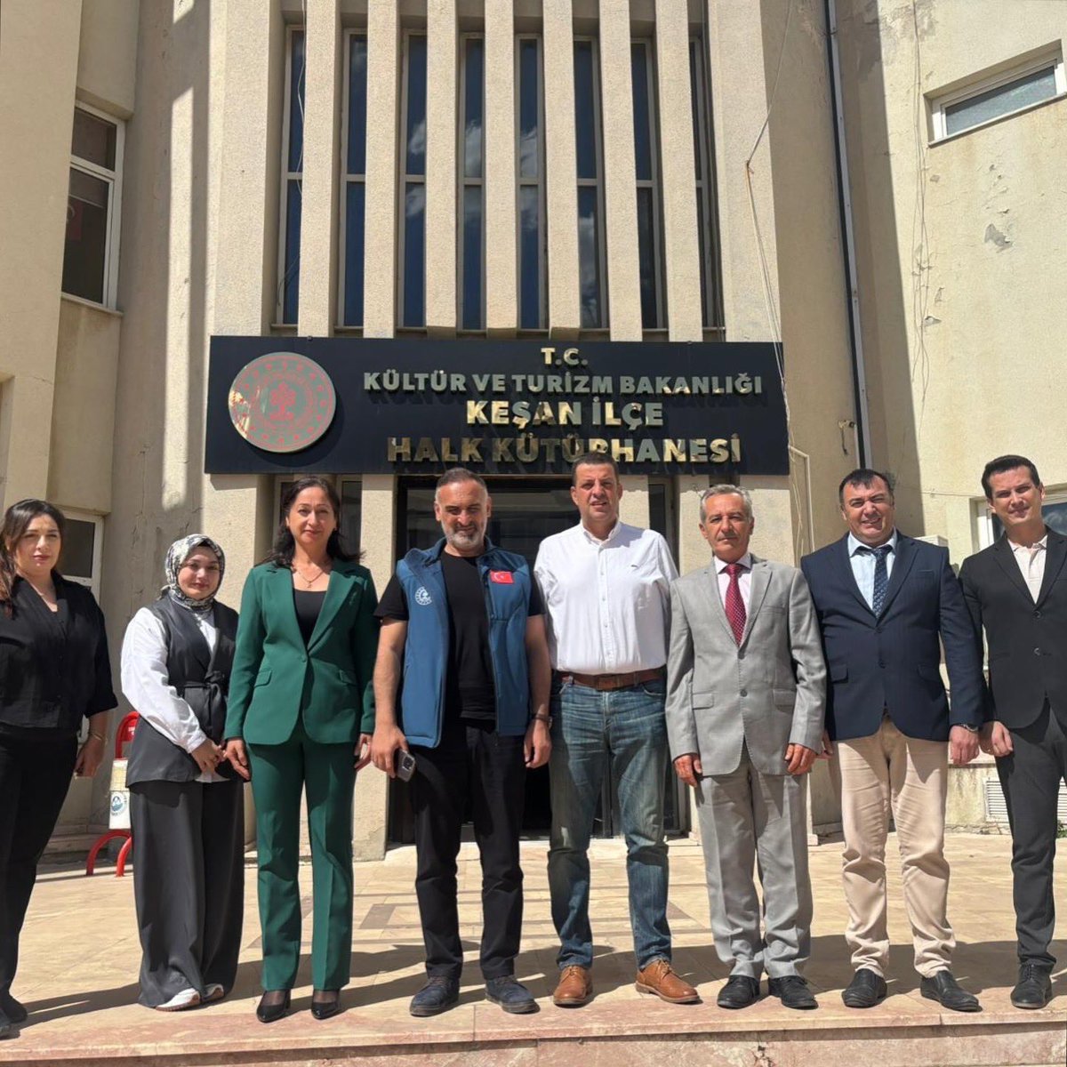 KTBKYGM's tweet photo. Edirne programımız devam ediyor…

Edirne İlimizin ilçelerinde verdiğimiz kütüphane hizmetlerini iyileştirmek ve geliştirmek üzere yürüteceğimiz çalışmaşlara ilişkin ziyaretlerimiz çerçevesinde İpsala ve Keşan İlçelerimizde incelemelerde bulunduk. Ayrıca İpsala İlçe Halk Kütüphanemiz ve Keşan İlçe Halk Kütüphanemizde kıymetli çalışma arkadaşlarımızla bir araya geldik.

@TCKulturTurizm 
@yazgi_gokhan